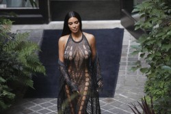 Ким Кардашян (Kim Kardashian) на модном показе Balmain в Париже (Balmain | Spring Summer 2017), 29.09.2016 (13хHQ) 07a27c507320134