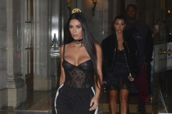 Ким Кардашян (Kim Kardashian) на модном показе Balmain в Париже (Balmain | Spring Summer 2017), 29.09.2016 (13хHQ) 0ab733507320208