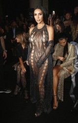 Ким Кардашян (Kim Kardashian) на модном показе Balmain в Париже (Balmain | Spring Summer 2017), 29.09.2016 (13хHQ) 78f150507320241