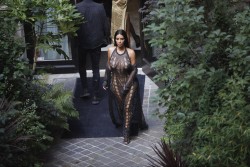 Ким Кардашян (Kim Kardashian) на модном показе Balmain в Париже (Balmain | Spring Summer 2017), 29.09.2016 (13хHQ) 8e47ba507320168