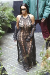 Ким Кардашян (Kim Kardashian) на модном показе Balmain в Париже (Balmain | Spring Summer 2017), 29.09.2016 (13хHQ) C0056c507320144