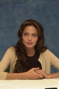 Анджелина Джоли (Angelina Jolie) Beyond Borders press conference (2003) Aff7f4508458308