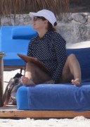 Дебра Мессинг (Debra Messing) is seen on her vacation in Cancun, 23.12.2015 (40xHQ) 0f98e7510997437