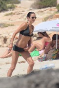 Дженнифер Коннелли (Jennifer Connelly) Seen on the beach in Formentera, 18.08.2016 - 41xHQ 116642510997054