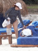Дебра Мессинг (Debra Messing) is seen on her vacation in Cancun, 23.12.2015 (40xHQ) 1a8e9c510997338
