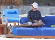 Дебра Мессинг (Debra Messing) is seen on her vacation in Cancun, 23.12.2015 (40xHQ) 6f77e8510997500