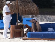 Дебра Мессинг (Debra Messing) is seen on her vacation in Cancun, 23.12.2015 (40xHQ) 758589510997433