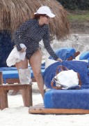 Дебра Мессинг (Debra Messing) is seen on her vacation in Cancun, 23.12.2015 (40xHQ) 76b344510997333