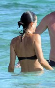 Дженнифер Коннелли (Jennifer Connelly) Seen on the beach in Formentera, 18.08.2016 - 41xHQ 8cf1b6510997024
