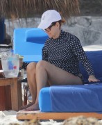 Дебра Мессинг (Debra Messing) is seen on her vacation in Cancun, 23.12.2015 (40xHQ) 8f37bd510997456