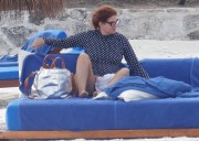 Дебра Мессинг (Debra Messing) is seen on her vacation in Cancun, 23.12.2015 (40xHQ) A0fe8f510997348
