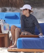 Дебра Мессинг (Debra Messing) is seen on her vacation in Cancun, 23.12.2015 (40xHQ) A2b12f510997494