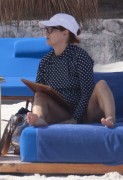 Дебра Мессинг (Debra Messing) is seen on her vacation in Cancun, 23.12.2015 (40xHQ) A3d517510997426