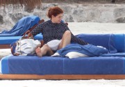 Дебра Мессинг (Debra Messing) is seen on her vacation in Cancun, 23.12.2015 (40xHQ) B3ad92510997370
