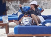 Дебра Мессинг (Debra Messing) is seen on her vacation in Cancun, 23.12.2015 (40xHQ) C6e131510997368
