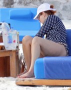 Дебра Мессинг (Debra Messing) is seen on her vacation in Cancun, 23.12.2015 (40xHQ) C7ce6e510997465
