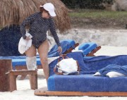 Дебра Мессинг (Debra Messing) is seen on her vacation in Cancun, 23.12.2015 (40xHQ) Cb8e5c510997335