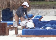Дебра Мессинг (Debra Messing) is seen on her vacation in Cancun, 23.12.2015 (40xHQ) Cf6ab3510997322