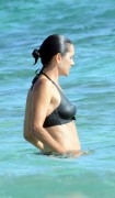 Дженнифер Коннелли (Jennifer Connelly) Seen on the beach in Formentera, 18.08.2016 - 41xHQ Dd012f510997267