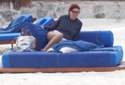 Дебра Мессинг (Debra Messing) is seen on her vacation in Cancun, 23.12.2015 (40xHQ) E55fa7510997355