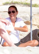 Дженнифер Коннелли (Jennifer Connelly) Seen on the beach in Formentera, 18.08.2016 - 41xHQ Fb5582510997181