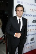 Марк Руффало (Mark Ruffalo) Los Angeles Premiere of Reservation Road held at the Academy of Motion Pictures Arts and Sciences in Beverly Hills, 18.10.2007 - 37xHQ C081b2512946637