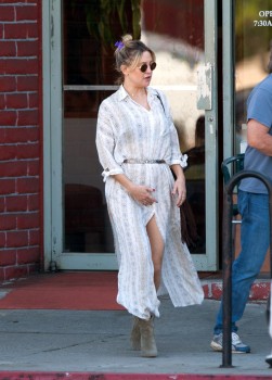 Kate Hudson Wind Blown Ass Cheek Upskirt | UpskirtSTARS