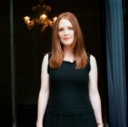 Джулианна Мур (Julianne Moore) Photoshoot in Venice, 02.09.2002 - 14xHQ 455917518036047