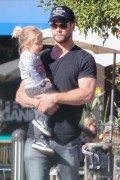 Chris Hemsworth and Elsa Pataky spend the afternoon out with their twins at Point Dume Plaza Shopping Center in Malibu - Dec 5, 2016