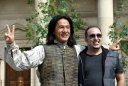 Джеки Чан (Jackie Chan) 06.05.2003 в Берлине показ фильма "Вокруг света за 80 дней" (27xHQ) B485bd519261902